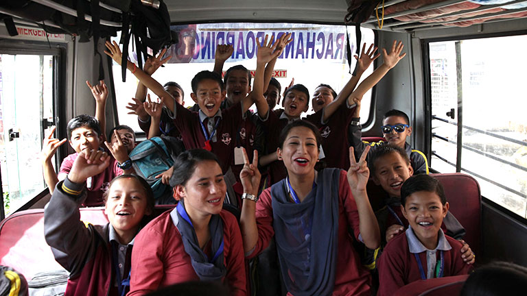 Autobús comprado por Amavida para llevar a la escuela a los niños de Nala, Neoal