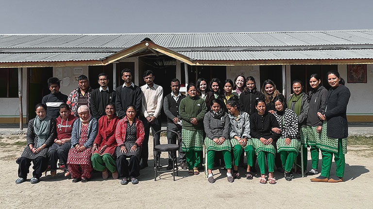 Profesores y equipo de la escuela de Nala en Nepal